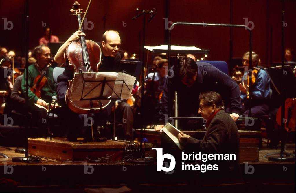 Truls Mork, Henri Duilleux and Alan Gilbert at rehearsal with l'Orchestre de Paris, at Salle Pleyel 1996 (photo)
