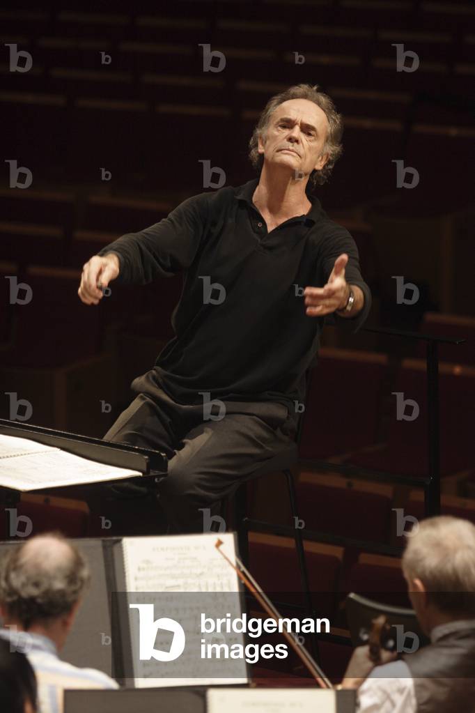 Jean-Claude Casadesus rehearsing in Paris, France, 2006 (photo)