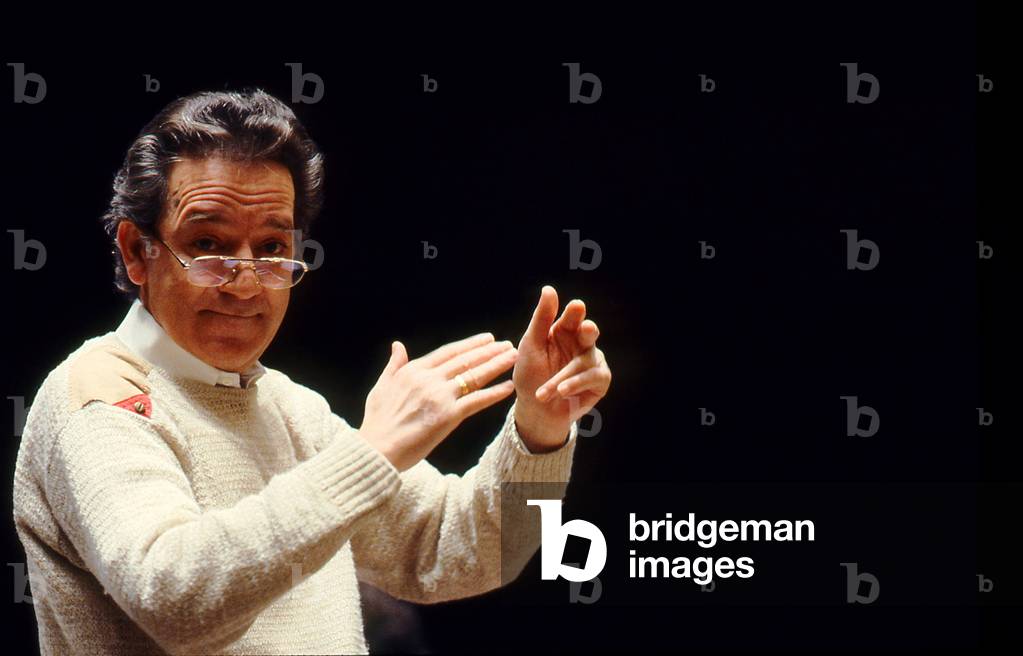Yuri Temirkanov conducting the Orchestre de Saint Petersbourg at the Theatre des Champs Elysees, Paris 1991 (photo)