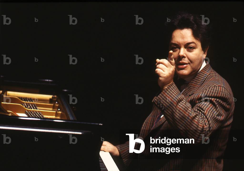 Bruno - Léonardo Gelber - Argentinian pianist, Paris 1987. Pointing his finger at the photographer.