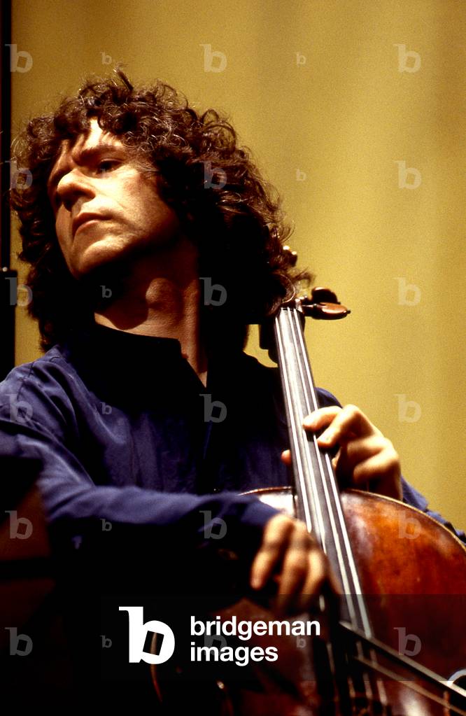 Stephen Isserlis in rehearsal, Paris, 1997.  SI British cellist b. 19 December 1958.