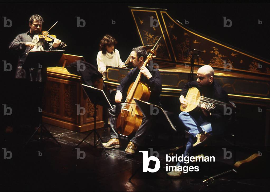 Fabio Biondi and musicians performing in Paris, France, 2004 (photo)