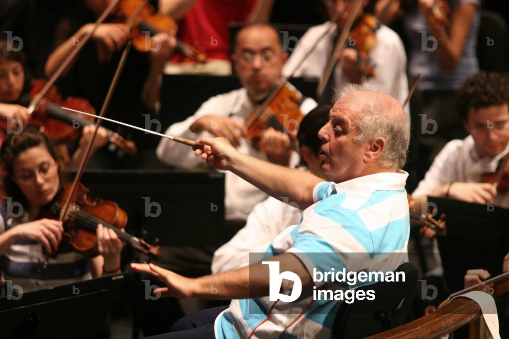 Daniel Barenboim conducting in Paris, France, 2006 (photo)