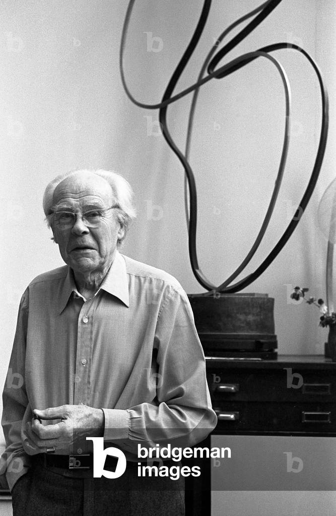 César Doméla - Dutch sculptor and painter in his Parisian work shop in 1983 - born in 1900, dead in 1992