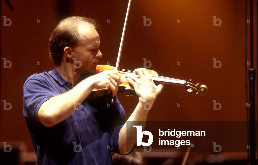Thomas Zehetmair performing with the Orchestre de Paris, 2000