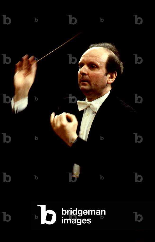 Marek Janowski conducting the Orchestre Philharmonique de Radio France, Paris, January 2000. German born Polish conductor, b.18 February 1939-.