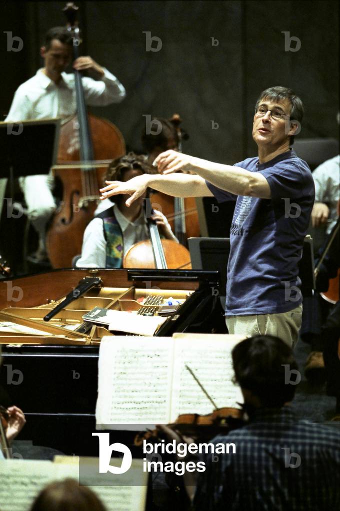 Christian Zacharias conducting in Paris, France, 2001 (photo)