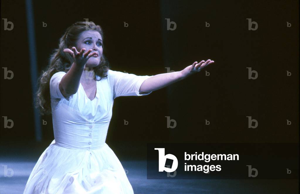 June Anderson in La Sonnambula at the Theatre des Champs Elysées, 1989 (photo)