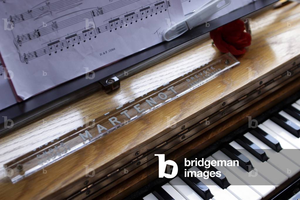 Ondes Martenot keyboard with score.