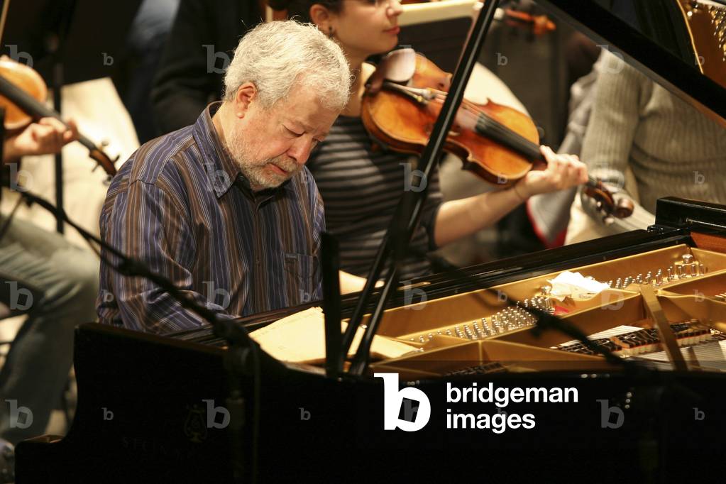 Nelson Freire rehearsing in Paris, France, 2006 (photo)