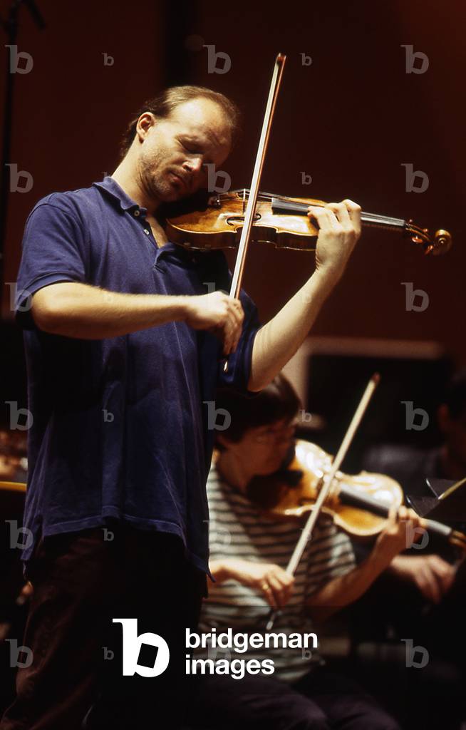 Thomas Zehetmair performing with the Orchestre de Paris, 2000.  Austrian violonist and conductor,  born 1961.