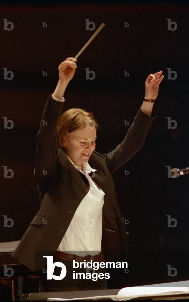 Susanna Malkki - portrait of the Finnish conductor conducting the Ensemble Intercontemporain at the Cité de la Musique, Paris, France in March 2006.