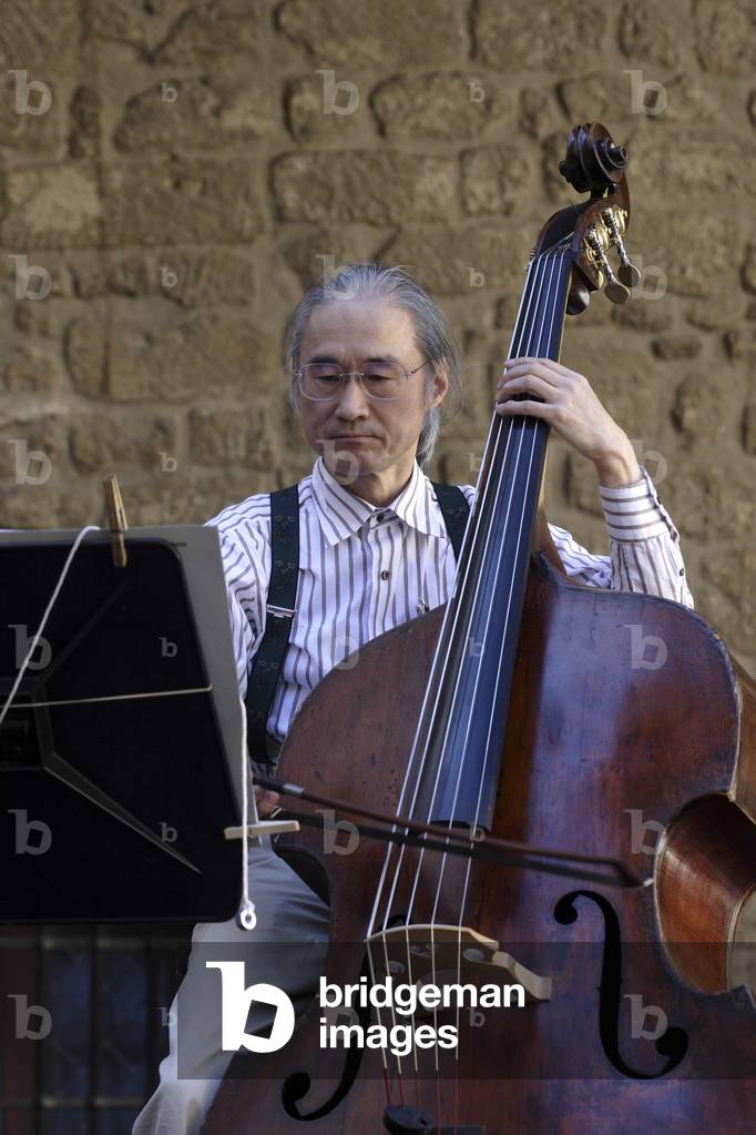 YASUNORI KAWAHARA playing  double bass Festival de l'Emperi, Salon de Provence Music Festival, August 2007. Japanese double bassist.