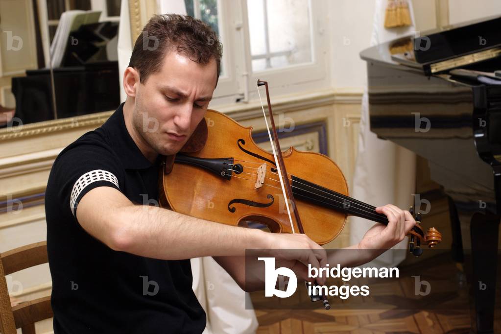 Antoine Tamestit - French viola player born in 1979, rehearsing . Salon de provence, Festival de l'Empéri 2007