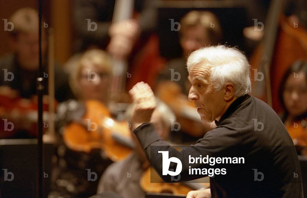 Vladimir Ashkenazy rehearsing in Paris, France, 2003 (photo)