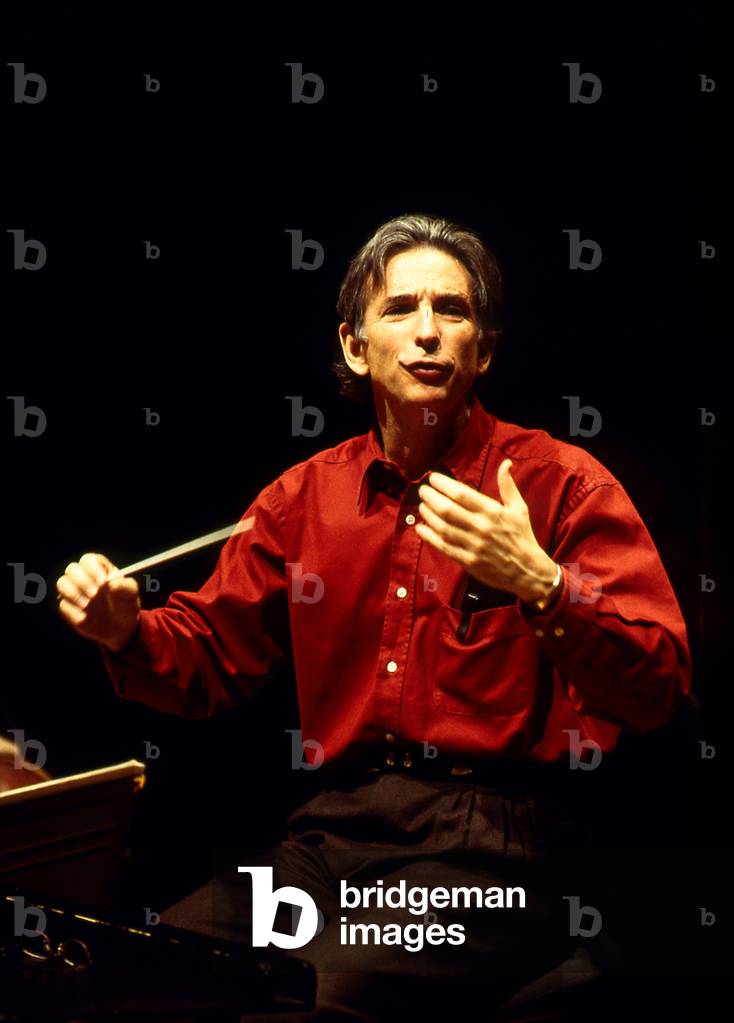 Michael Tilson-Thomas, conducting the San Francisco Symphony Orchestra at the Theatre des Champs Elysees, Paris, 1999 (photo)