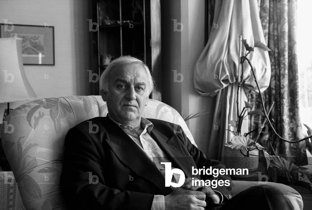 John Thaw, Chiswick, London, 1995 (b/w photo)