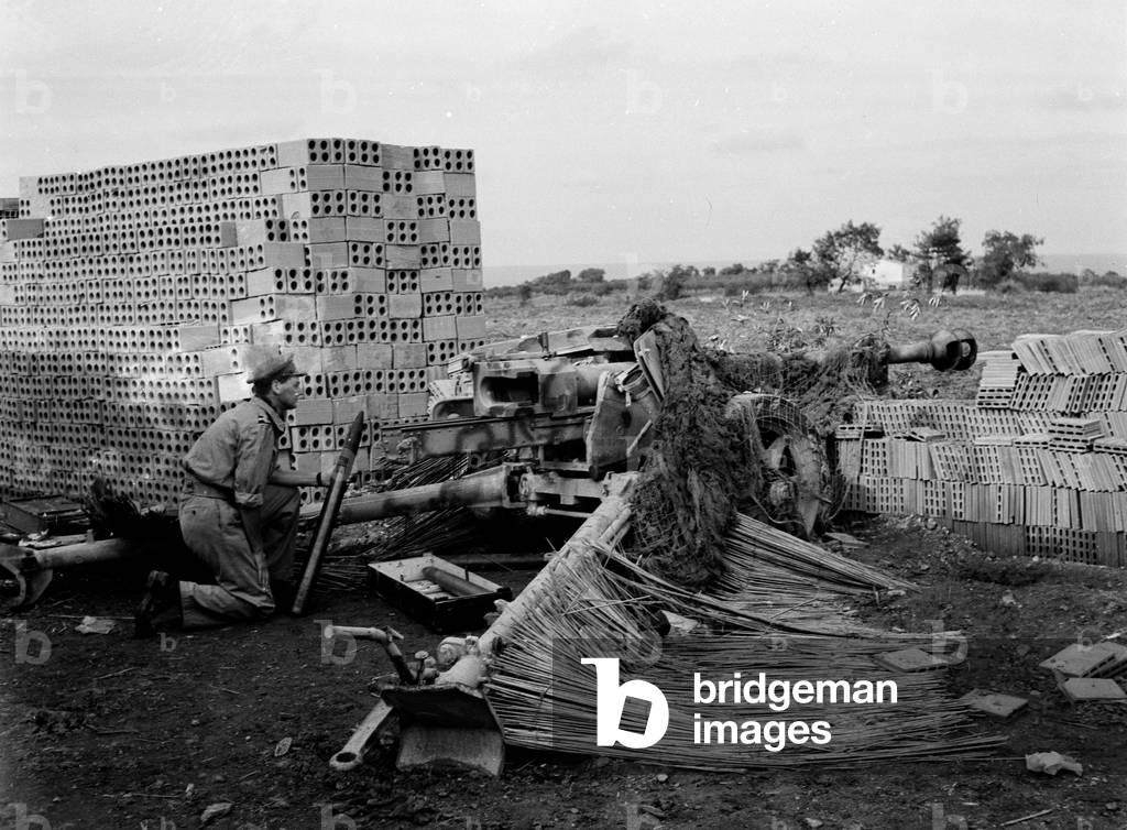 A captured 75mm anti-tank gun at Termoli, October 1943 (b/w photo)
