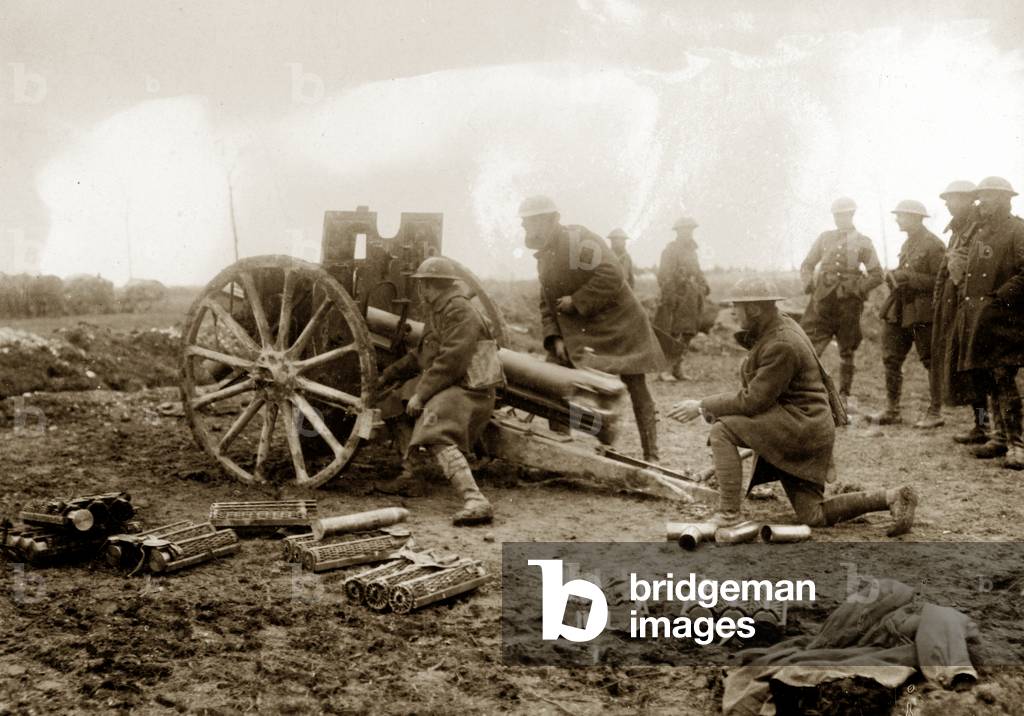 Using a German gun on the retreating enemy, 1916 circa (b/w photo)