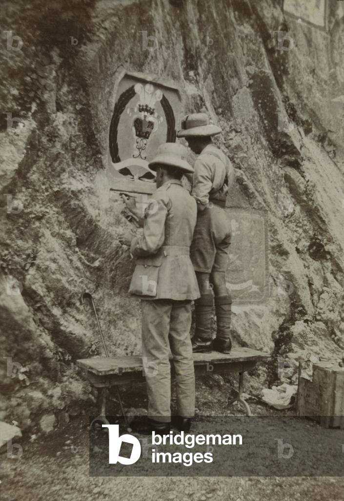 Regimental Sergeant Major Leonard Drinkwater painting the Middlesex badge in the Khyber Pass, 1925 circa (b/w photo)