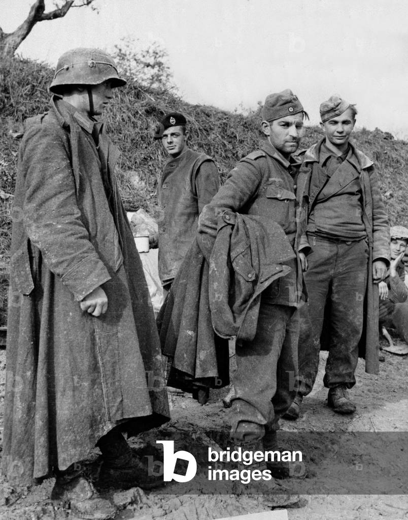 Bild von Fotografie "Ein Soldat beobachtet drei deutsche Gefangene", 20. Jahrhundert von English Photographer,