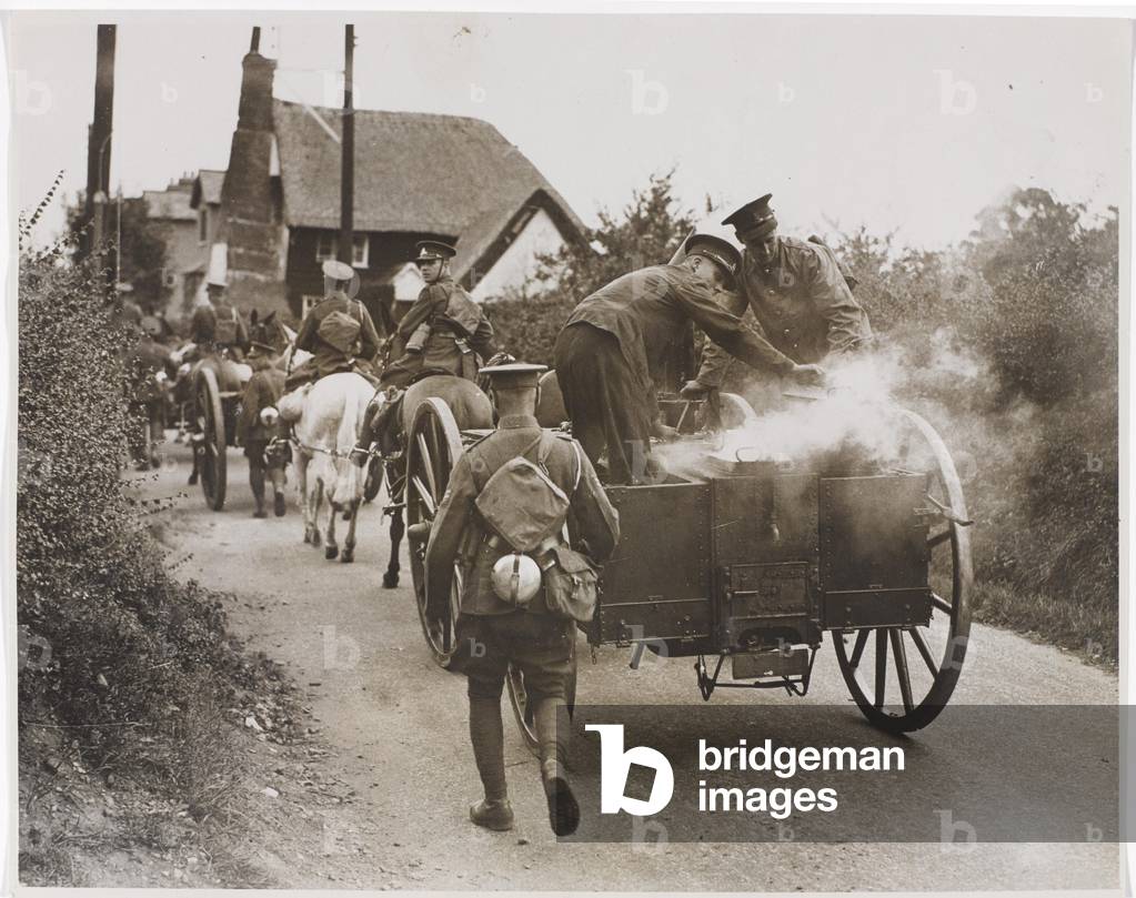 Manoeuvres in Essex, preparing a hot meal on the march with the artillery near Colchester, 21 August 1933 (b/w photo)