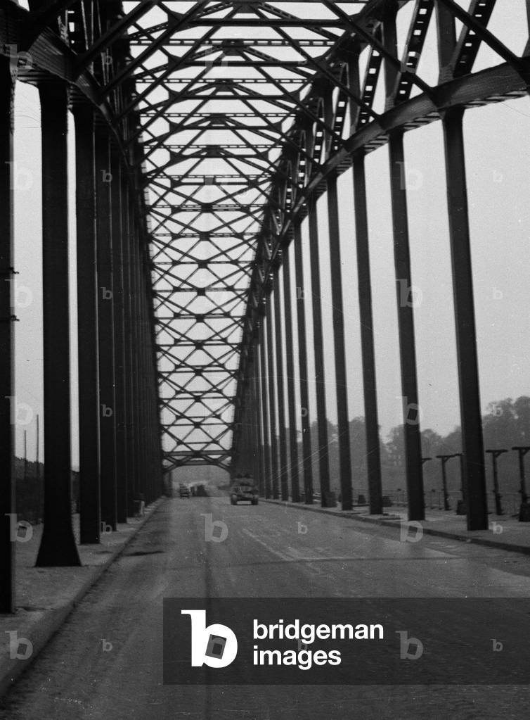A Squadron crossing the Nijmegen bridge over the River Waal, 1944 circa (b/w photo)