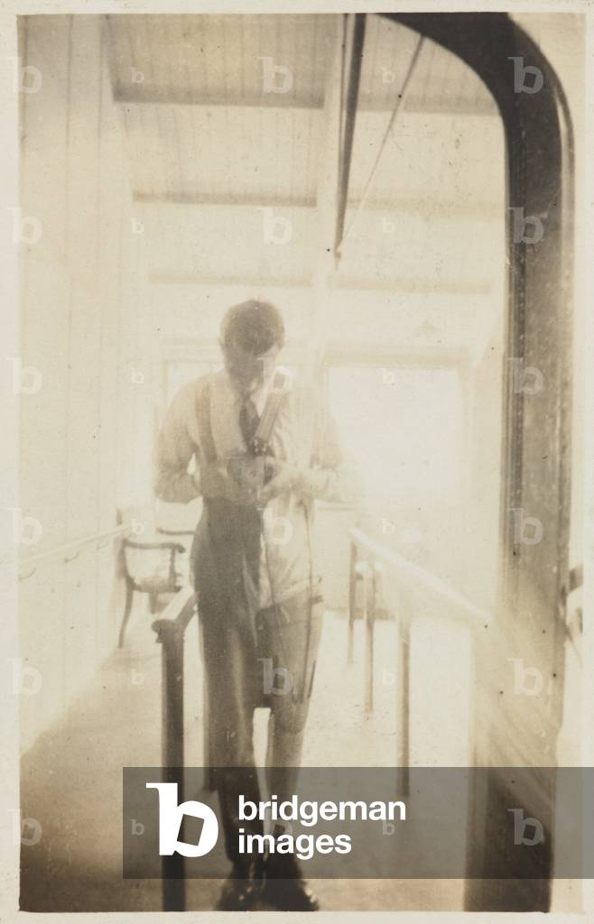 Second Lieutenant Cyril Edwards wearing his prosthetic leg in 1918 (b/w photo)