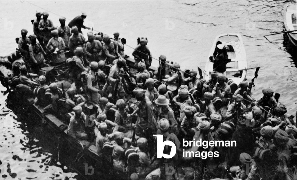 Troops of 29th Indian Infantry Brigade disembarking from a boat at Gallipoli, May 1915 (b/w photo)