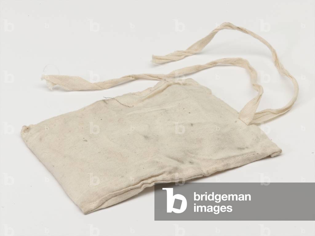 Housewife made of white canvas, 1953 (canvas)