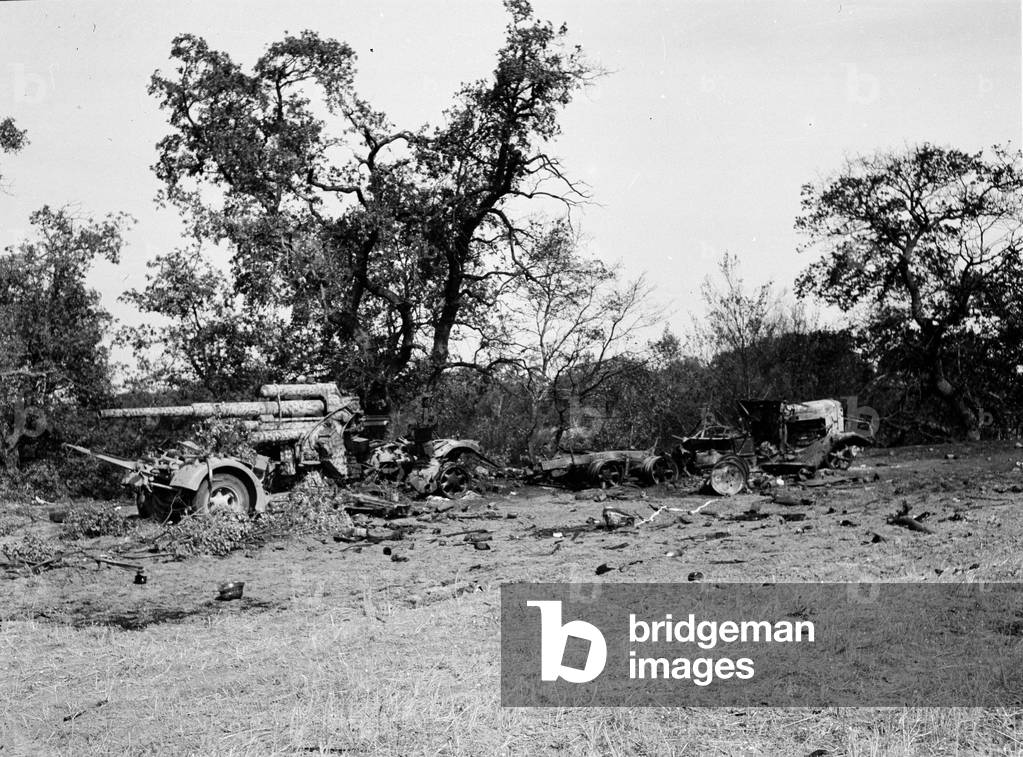 A knocked out German 88 mm gun, Italy, 1943 (b/w photo)