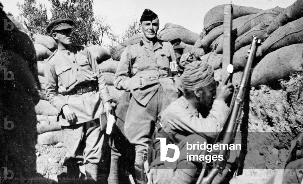 Using a trench periscope, Gallipoli, 1915 (b/w photo)