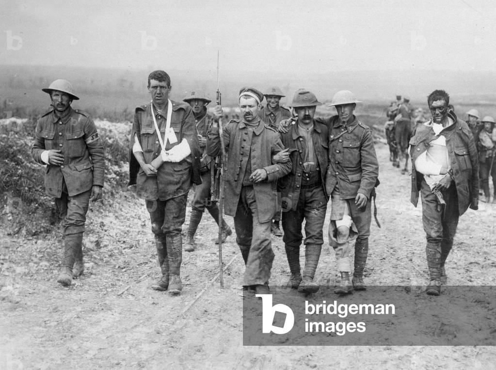 Wounded soldiers and a German prisoner, 1914-18 (b/w photo)