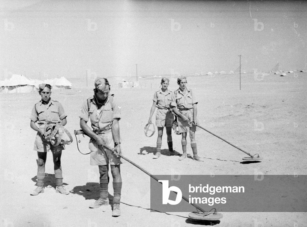 Training with mine detectors, Egypt, 1943 circa (b/w photo)