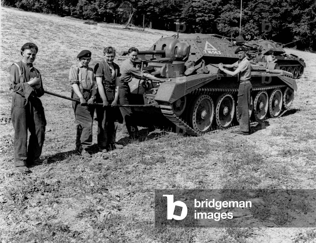 Bill Jennings, Peter Powell, Arthur Aldred, Doug Clancey, Bob Hart, Taking up tracks, 1940 circa (b/w photo)