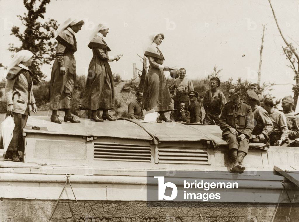 Auction sale aboard a Red Cross barge, 1916 circa (b/w photo)