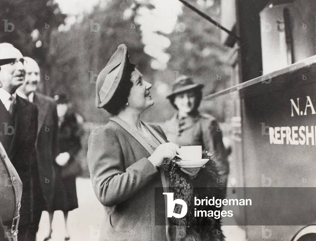 Queen Elizabeth at a NAAFI refreshment van, 1950 circa (b/w photo)