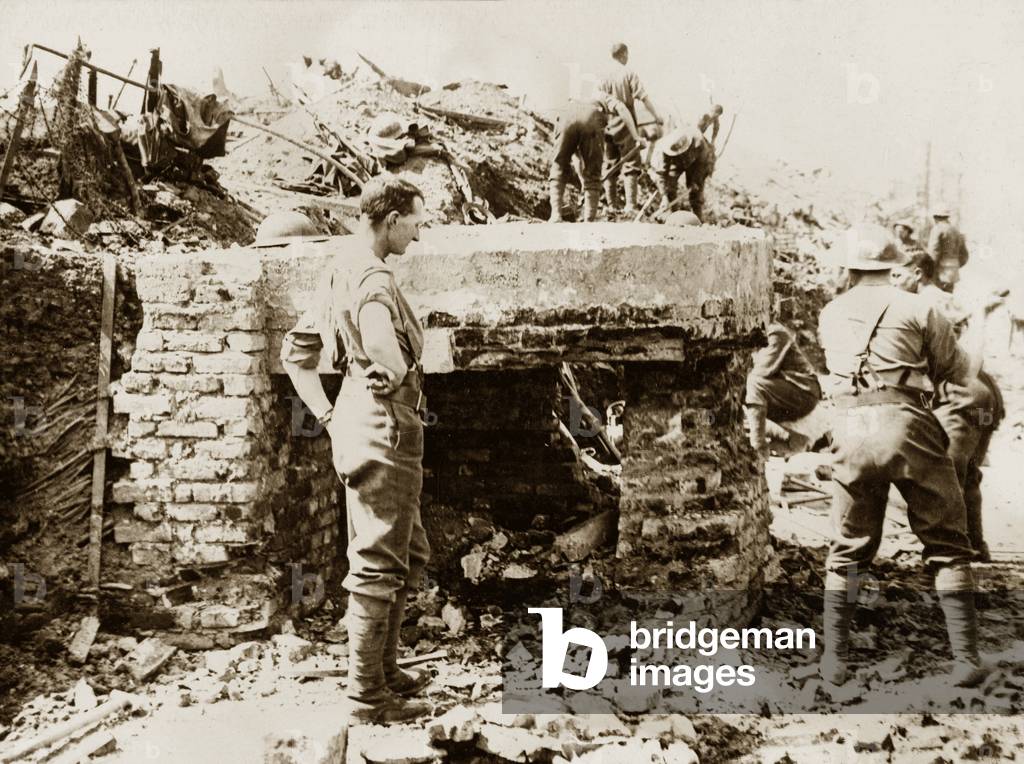 Demolishing a captured German strongpoint, 1916 circa (b/w photo)