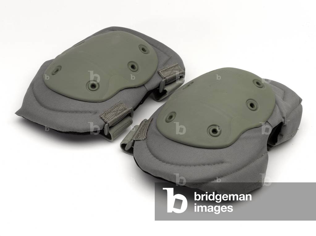 Pair of green combat knee pads, 2010 circa (nylon and velcro)