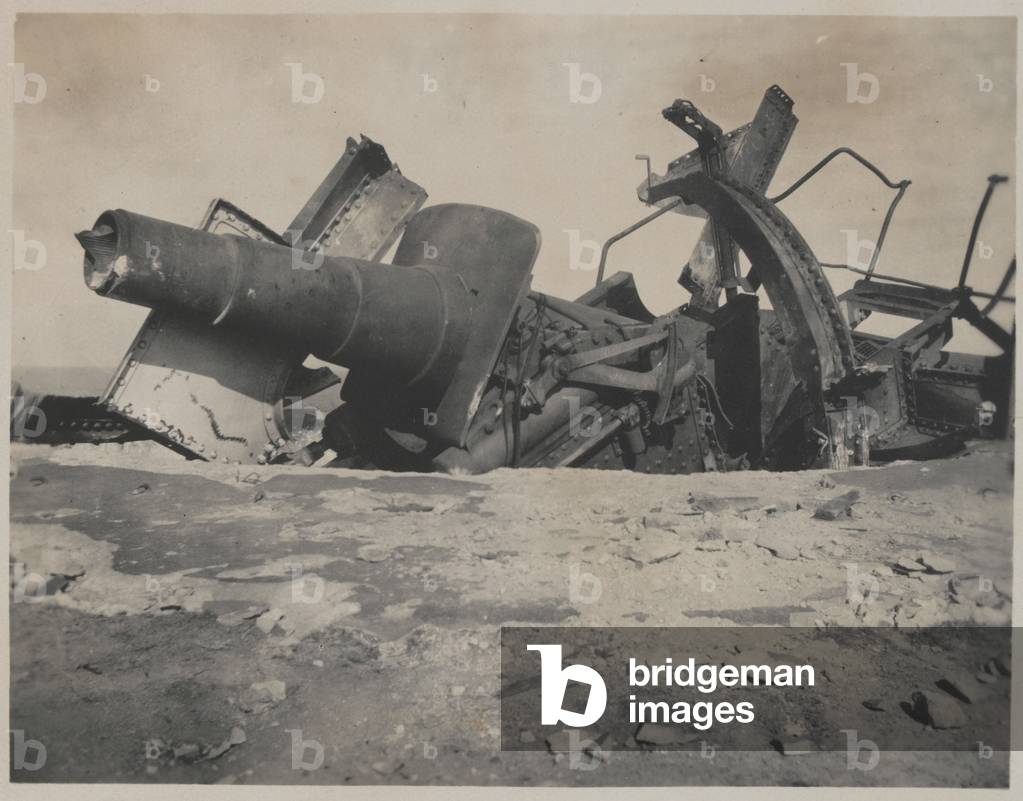 Gun blown up by the Germans at Fort C, Tsingtao, November 1914 (b/w photo)