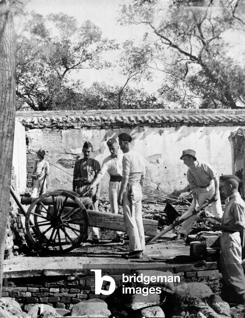'Betsy' the makeshift cannon manned by Royal Marines, 1900 (b/w photo)