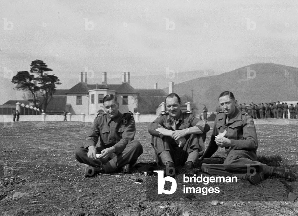 Jimmy Sale, Dick Bett, Reggie Davies, 3rd County of London Yeomanry (Sharpshooters), shore leave, Cape Town, South Africa, 1941 (b/w photo)