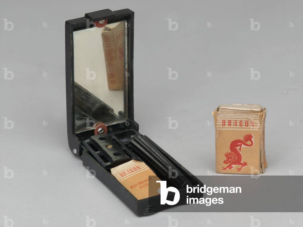 Metal razor and 'Dragon' razor blades used by Private James Wood, 1st Battalion, The Gloucestershire Regiment, 1951 circa (metal)