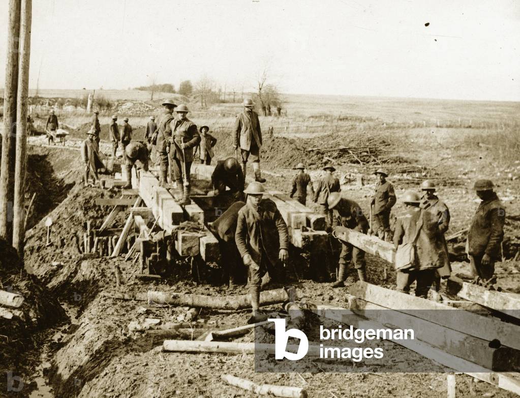Royal Engineers bridging a stream, 1917 circa (b/w photo)