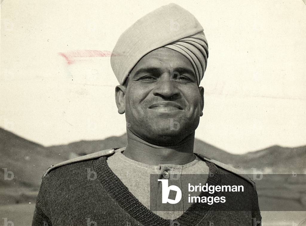 Member of an Indian Army Vickers machine gun section, 1940 circa (b/w photo)