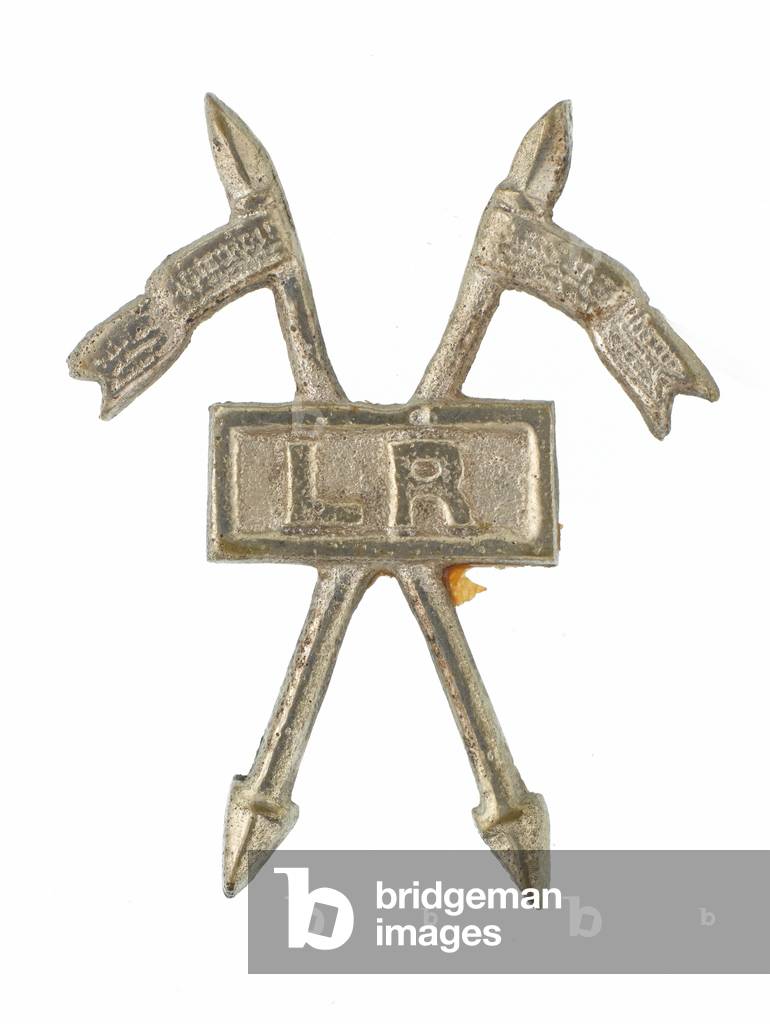 Cap badge, Indian Long Range Desert Squadron, Indian Armoured Corps, 1941-1947 (metal)
