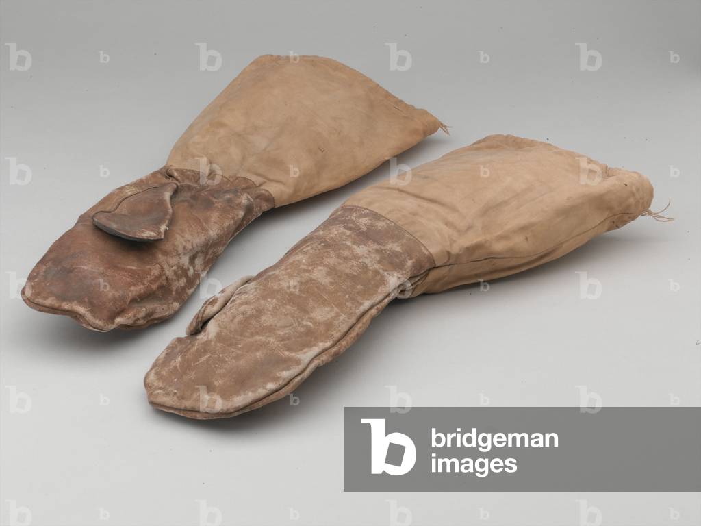 White cotton and leather outer mittens, Korea, 1950 circa (cotton and leather)