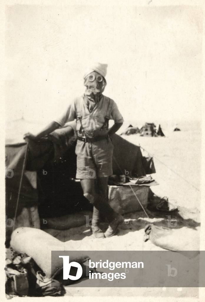 A soldier wearing a gas hood, 1917 circa (b/w photo)