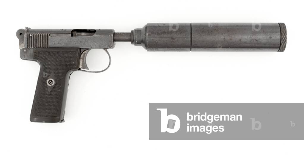 Webley .32 in self-loading pistol M1908 and Parker Maxim silencer, used by the Special Operations Executive (pistol, self-loading, Webley, .32 in M1908)