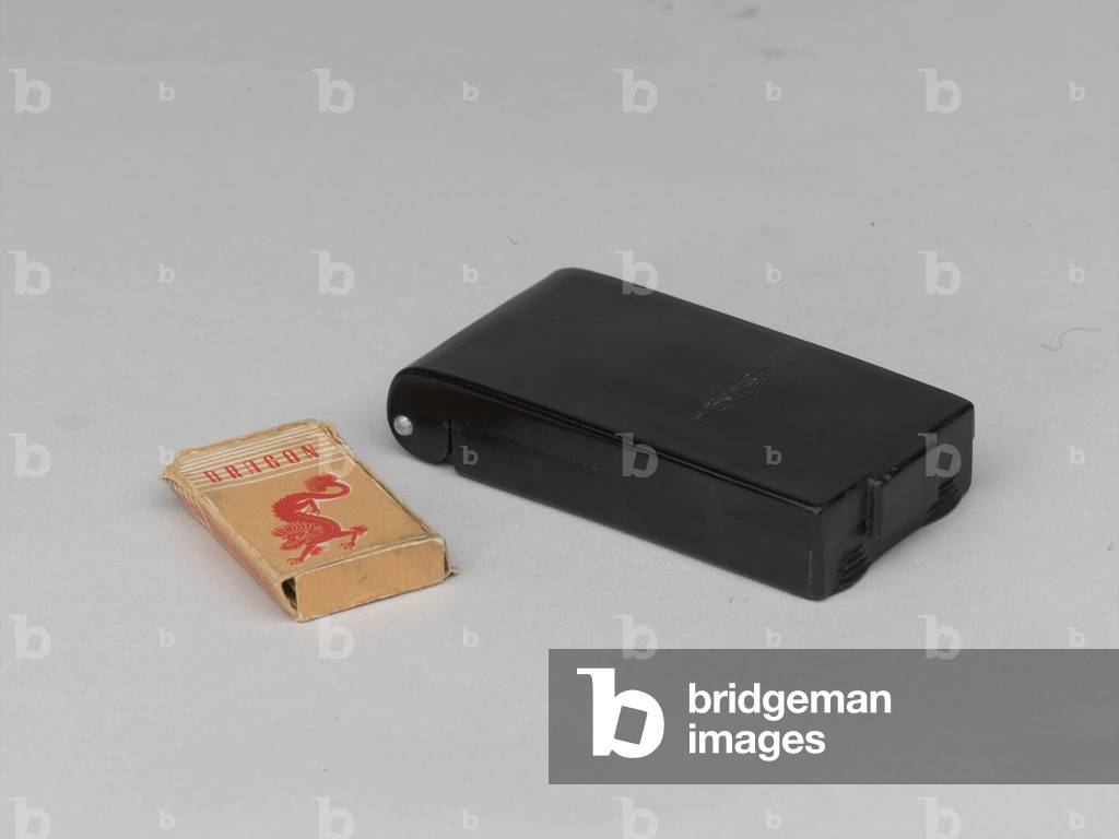 Metal razor and 'Dragon' razor blades used by Private James Wood, 1st Battalion, The Gloucestershire Regiment, 1951 circa (metal)